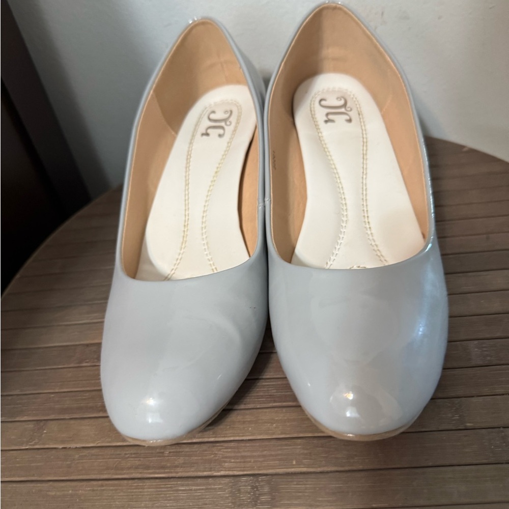 Size 10 Journee Collection low heel pump